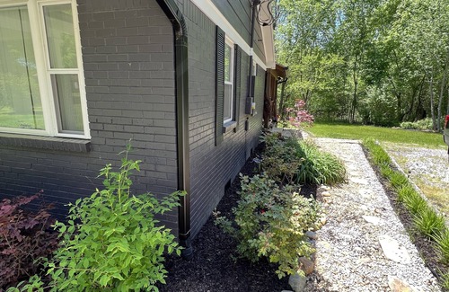 Collierville Casa | Newly Renovated Secluded Farmhouse with Private Deck
