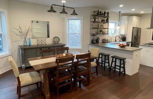 Edgewater Apartamento | Newly Renovated, Spacious 2BR in Andersonville with Private Parking