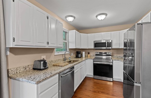 Highspire Casa | *Newly* Renovated Stay at modern 3BR Townhome (15 minutes from Harris-Hershey)
