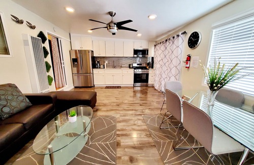 Oak Park Casa | Newly Renovated Stylish Guest Suite with Exterior Entrance