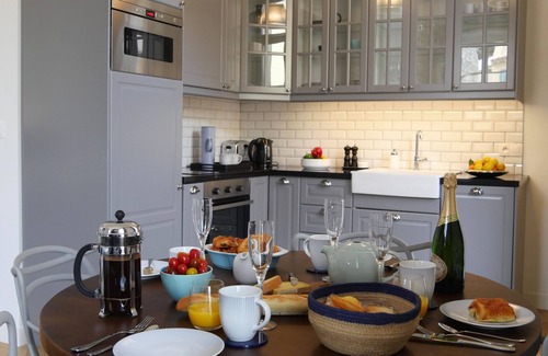 Antibes Old Town Apartamento | RECIENTEMENTE RENOVADO elegante de 2 dormitorios y 2 baños Apt. en Antibes antiguo con terraza al aire libre