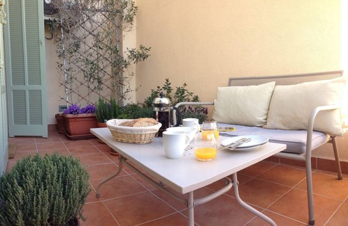 Antibes Old Town Apartamento | RECIENTEMENTE RENOVADO elegante de 2 dormitorios y 2 baños Apt. en Antibes antiguo con terraza al aire libre