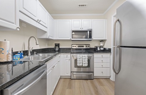 Vaught Condominio | Newly Renovated Sunny Condo w/ Pool, Gym & Free Parking