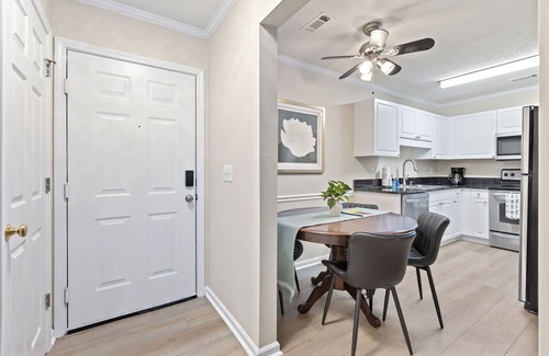 Vaught Condominio | Newly Renovated Sunny Condo w/ Pool, Gym & Free Parking