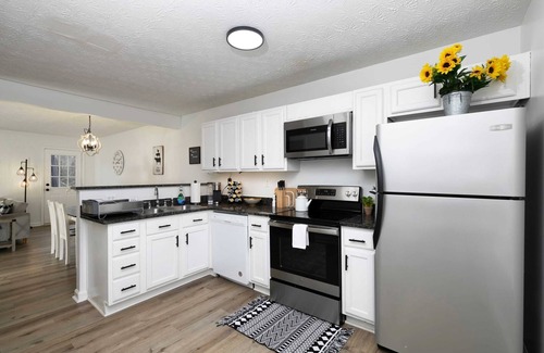 Cartersville Casa | Newly Renovated Townhome with THREE KING-SIZE beds