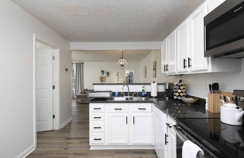 Cartersville Casa | Newly Renovated Townhome with THREE KING-SIZE beds