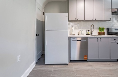 Kew Gardens Hills Casa | Newly renovated townhome with AC in Queens
