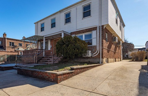 Kew Gardens Hills Casa | Newly renovated townhome with AC in Queens