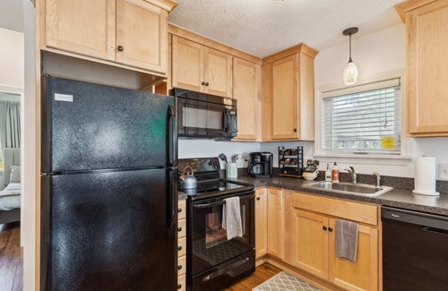 Tremont Casa | Newly Renovated Tremont Treasure I Cozy + Modern