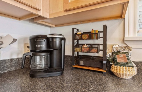 Tremont Casa | Newly Renovated Tremont Treasure I Cozy + Modern