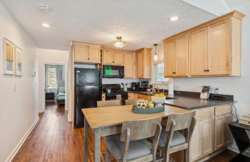 Tremont Casa | Newly Renovated Tremont Treasure I Cozy + Modern
