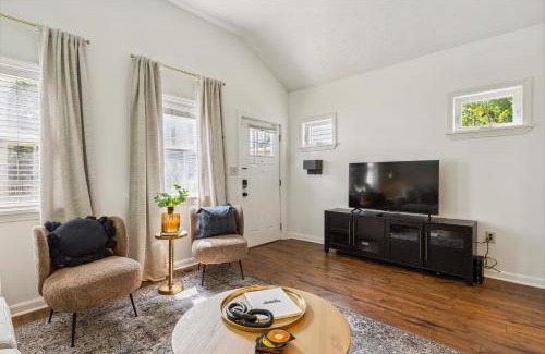 Tremont Casa | Newly Renovated Tremont Treasure I Cozy + Modern