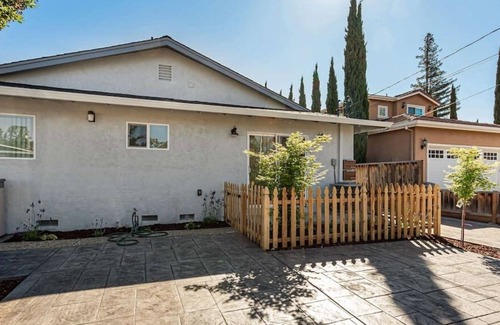 Cupertino Casa | This house is a 2 bedroom(s), 2 bathrooms, located in Cupertino, CA.