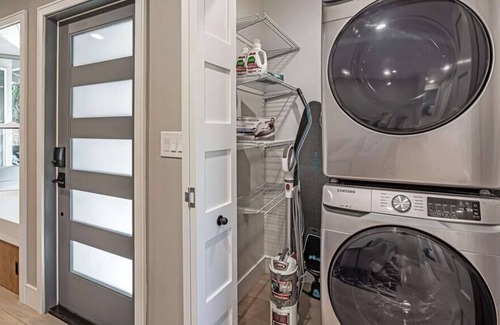 Cupertino Casa | This house is a 2 bedroom(s), 2 bathrooms, located in Cupertino, CA.