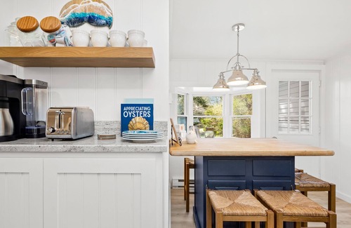 West Chatham Cabaña | Newly Renovated Upscale Cottage/Pvt 2 KING BR Ensuite /1 Mile to Hardings Beach