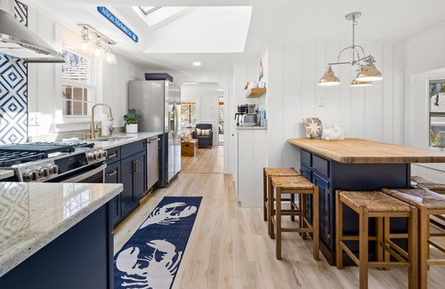 West Chatham Cabaña | Newly Renovated Upscale Cottage/Pvt 2 KING BR Ensuite /1 Mile to Hardings Beach