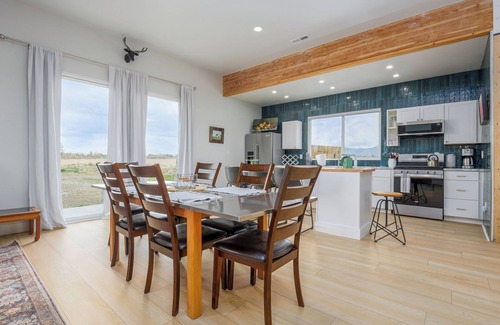 Grand Junction Casa | Newly renovated Barnhouse on 13 acres brings you a modern feel to your retreat.