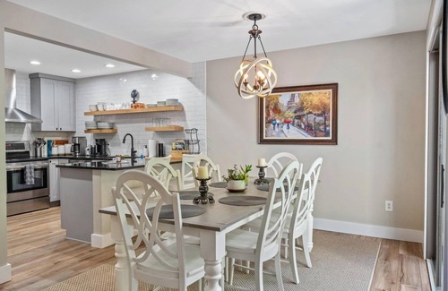 Harbor Springs Condominio | Newly Renovated Hideaway Condo - Hike, Swim, Ski, Golf All Close By!