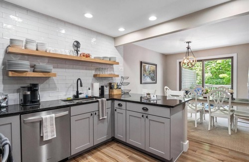 Harbor Springs Condominio | Newly Renovated Hideaway Condo - Hike, Swim, Ski, Golf All Close By!
