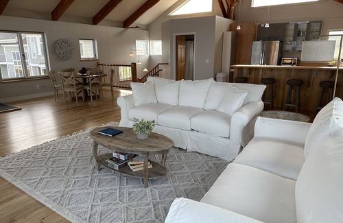 Harbor Springs Casa | Newly Renovated Sleeps 13 Large Private Lake Michigan Beach- new dates available