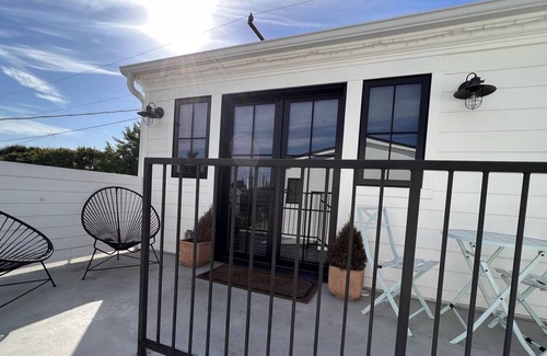 Tree Section Apartamento | Newly Renovated Contemporary Beach Oasis- Only 7 blocks to the beach!