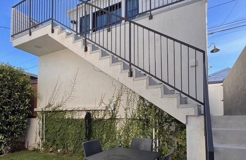 Tree Section Apartamento | Newly Renovated Contemporary Beach Oasis- Only 7 blocks to the beach!