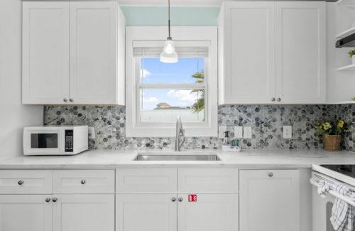 Holiday Beach Casa | Newly Renovated 2 Bedroom Beach House Free Parking