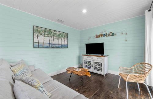 Holiday Beach Casa | Newly Renovated 2 Bedroom Beach House Free Parking