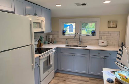Kenyon Cabaña | Newly Renovated Coastal Green Hill Cottage- Minutes to 6 beautiful beaches!