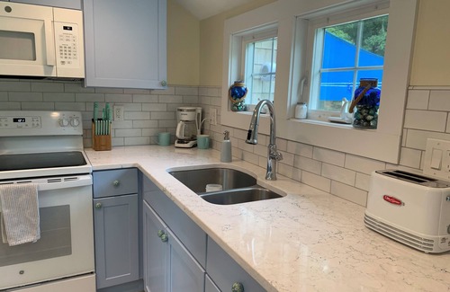 Kenyon Cabaña | Newly Renovated Coastal Green Hill Cottage- Minutes to 6 beautiful beaches!