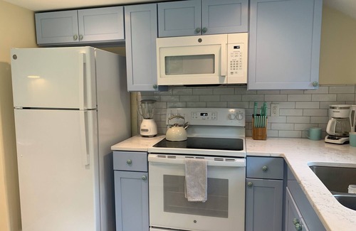 Kenyon Cabaña | Newly Renovated Coastal Green Hill Cottage- Minutes to 6 beautiful beaches!