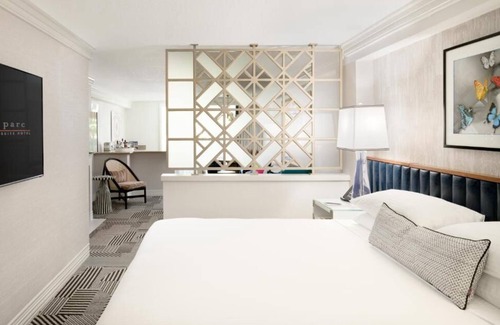 Tri-West Casa | Newly-renovated Luxury Suites w/ Kitchenette & Balcony! Close to Beverly Hills