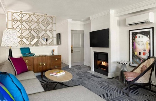 Tri-West Casa | Newly-renovated Luxury Suites w/ Kitchenette & Balcony! Close to Beverly Hills