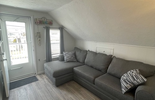 Lower Township Apartamento | Newly Renovated Apartment, 2.5 blocks from beach, WiFi, Central Air