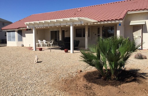 Sun City West Casa | Casa de vacaciones recientemente renovada con tema de desierto en Premier Golf Community