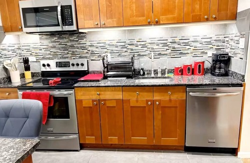 Hicksville Casa | Newly Stunningly Updated 4-bedroom house in lovely Hicksville with WiFi, AC.