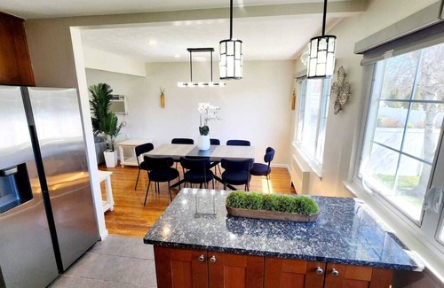 Hicksville Casa | Newly Stunningly Updated 4-bedroom house in lovely Hicksville with WiFi, AC.