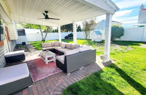 Hicksville Casa | Newly Stunningly Updated 4-bedroom house in lovely Hicksville with WiFi, AC.