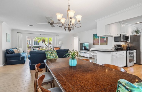 Singer Island Casa | Singer Island Home con piscina, .5 millas de la playa!