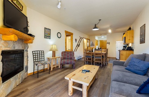 Mountain House Condominio | Newly Updated Cozy Mountain Condo with Slopeside Views!
