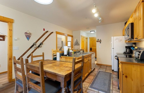 Mountain House Condominio | Newly Updated Cozy Mountain Condo with Slopeside Views!