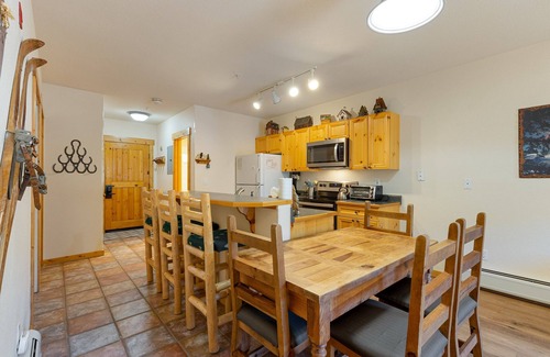 Mountain House Condominio | Newly Updated Cozy Mountain Condo with Slopeside Views!