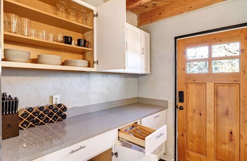 Dixon Casa | Newly Updated Dixon Wine House. 2 Bedroom 3 Story with room for 8.