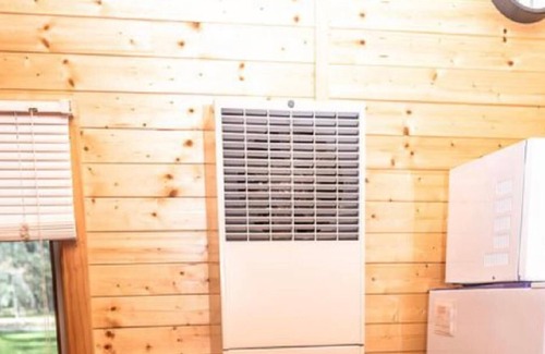 Houghton Lake Cabina | Newly updated knotty pine cabin, within walking distance from Houghton Lake.