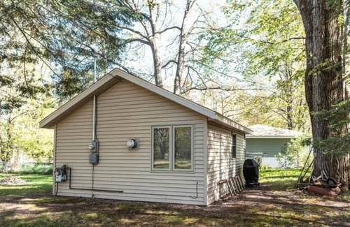 Houghton Lake Cabina | Newly updated knotty pine cabin, within walking distance from Houghton Lake.