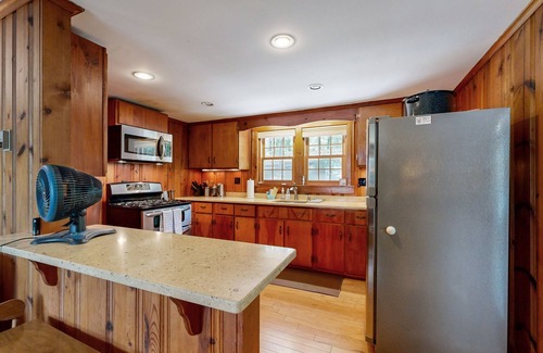 Mashpee Cabaña | Newly updated lakefront cottage with screened porch, large yard & kayaks