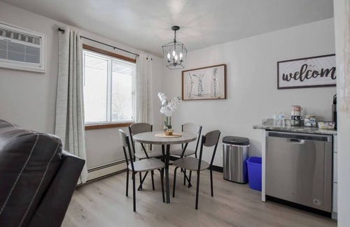 Bellevue Apartamento | Newly Updated Two-bed Upper Suite in Green Bay