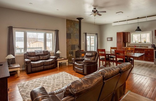 Quinte West Cabaña | Newly updated waterfront large cottage located in Quinte West, On
