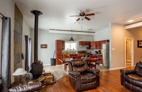 Quinte West Cabaña | Newly updated waterfront large cottage located in Quinte West, On