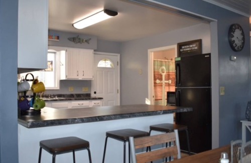 Newville Casa | Newly updated water retreat. PONTOON for rent, FREE golf & ICE at local course